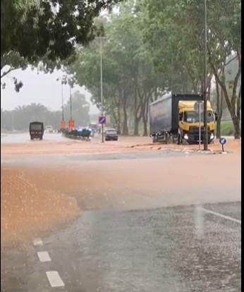 （已簽發）柔：視頻：鑾峇株巴轄路突發性淹水 汽車司機被迫使用替代路線