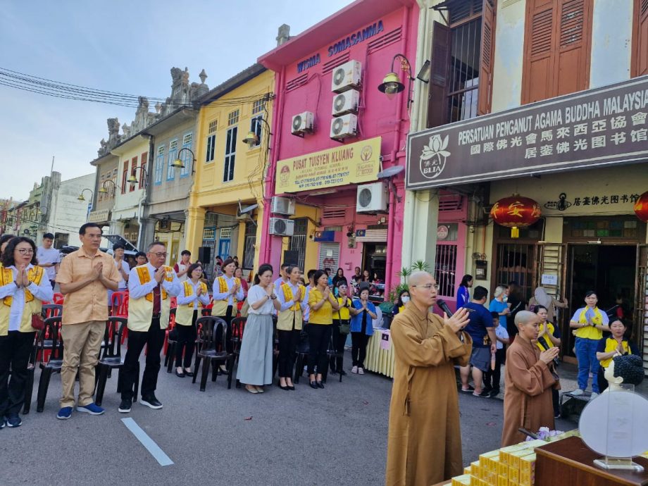 （已签发）柔：銮佛光会举办卫塞节园游会  吸引逾百民众踊跃参与