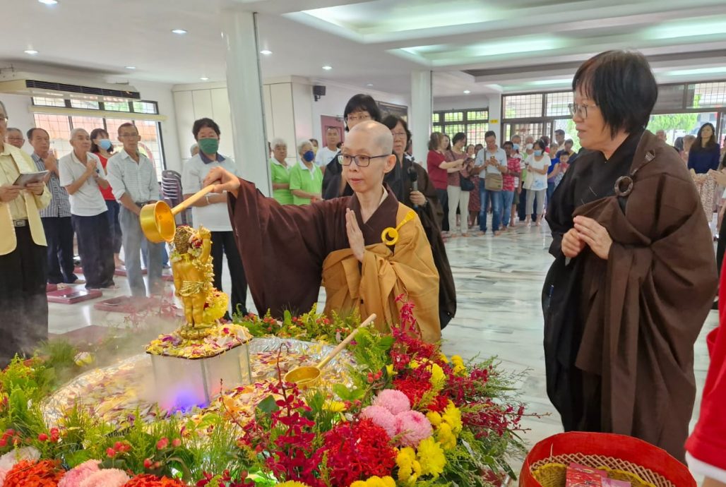 （已签发）柔：銮佛教会卫塞节庆典 逾300名信众浴佛