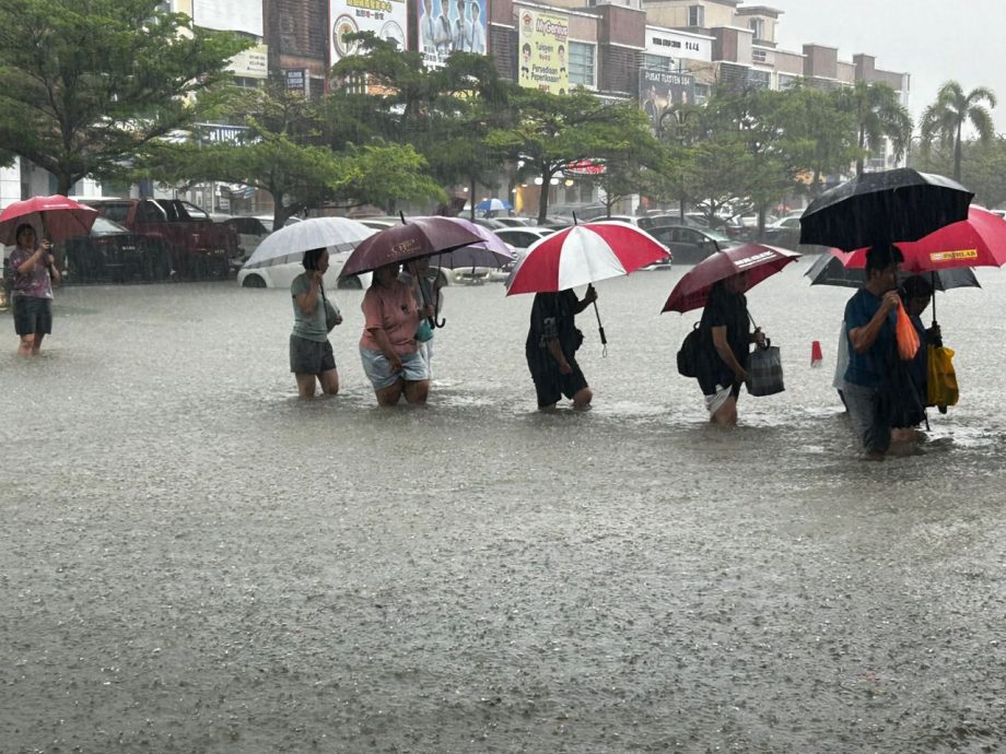 mz02主文-大都会／下午大雨酿加影市中心多地方闪电水灾／多图