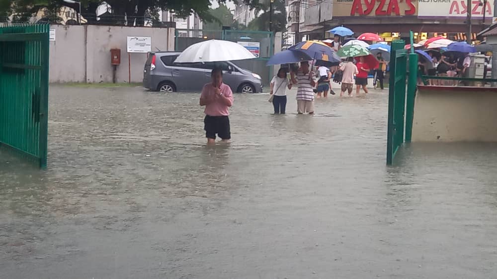 mz02主文-大都会／下午大雨酿加影市中心多地方闪电水灾／多图