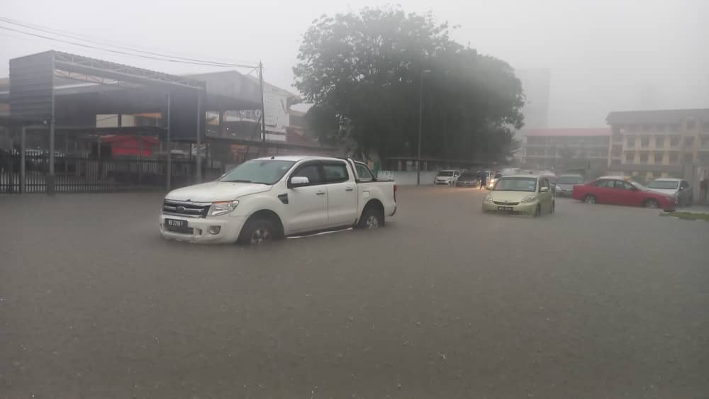 mz02主文-大都会／下午大雨酿加影市中心多地方闪电水灾／多图