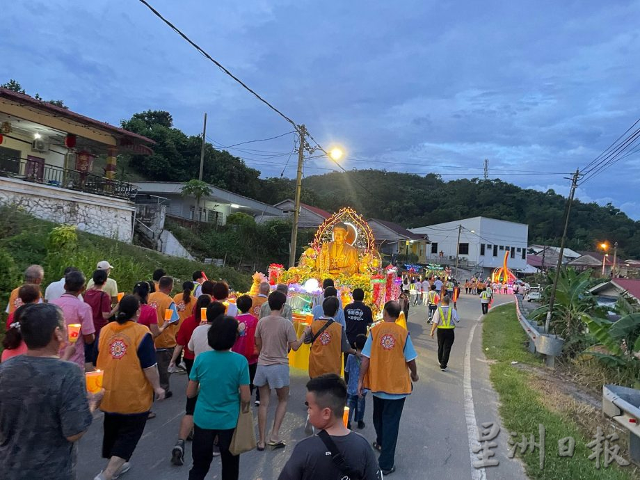 NS马口:知知港佛教会日前举行卫塞节花车游行，获逾800人参与