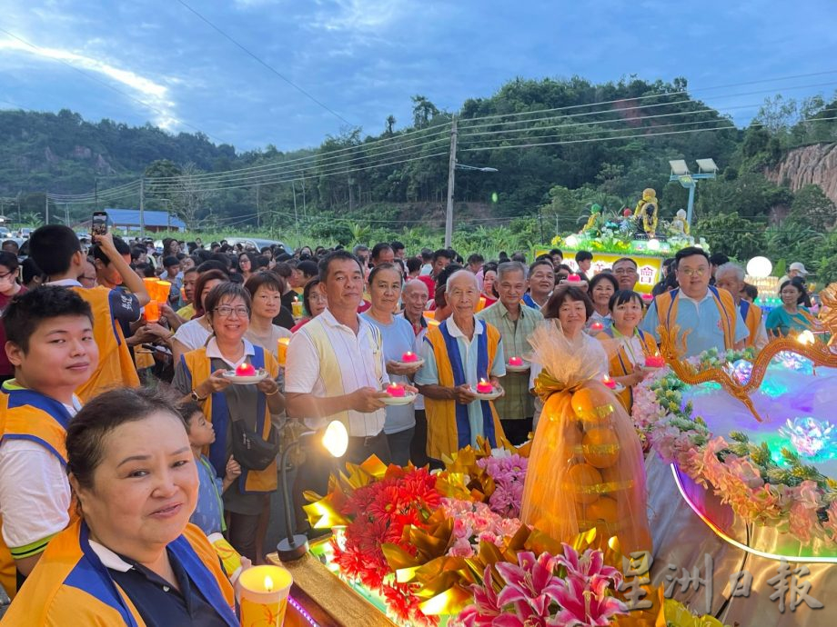 NS马口:知知港佛教会日前举行卫塞节花车游行，获逾800人参与