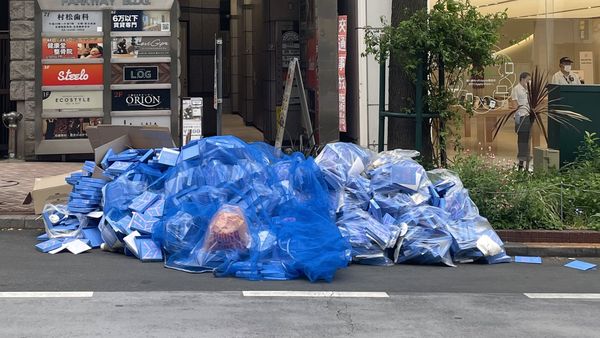 SEVENTEEN新专辑被大量丢在日本街头　韩国网民：好病态