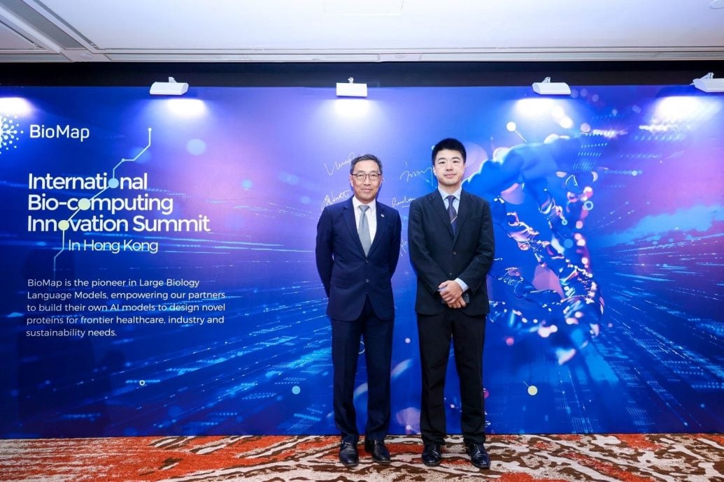 Albert Wong, CEO of HKSTP (left) congratulates Wei Liu, CEO of BioMap on the company’s business expansion in Hong Kong and strategic partnership with HKIC.