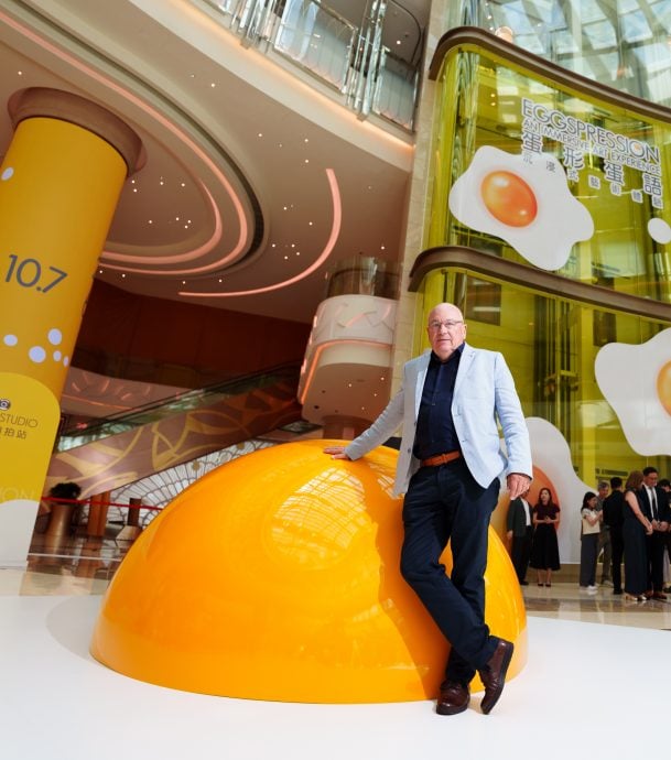 Henk Hofstra, the renowned Dutch artist, presents his masterpiece “Eggs Fall from the Sky”. This art installation is exhibited large-scale indoor for the first time, with the aim of raising awareness about global warming.