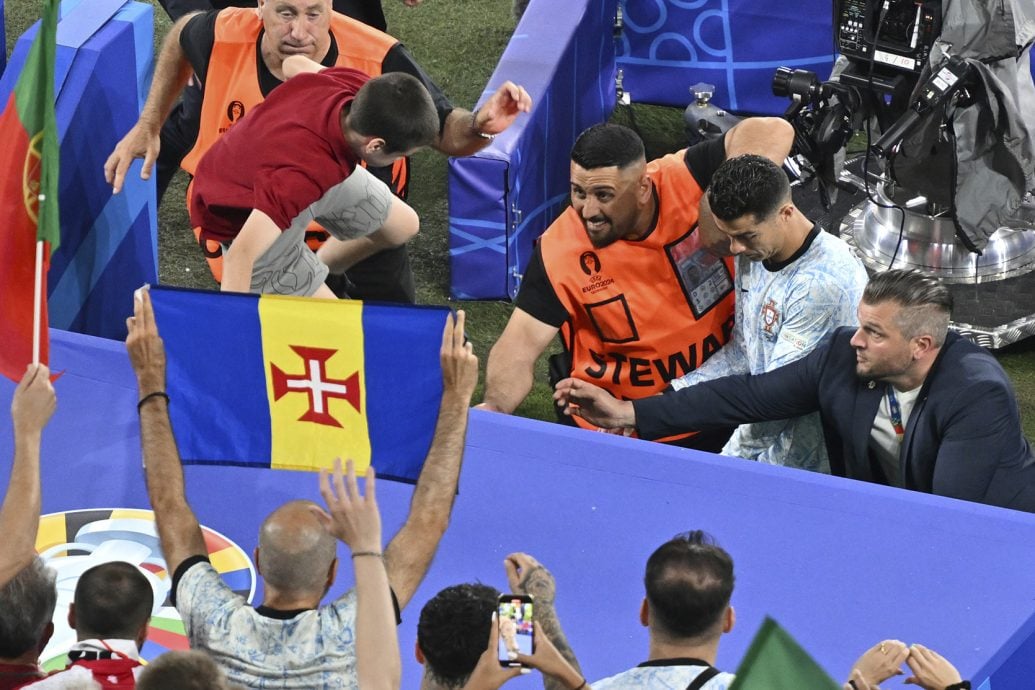 2024年欧洲杯| 球迷看台跃下动机成谜  C罗险些被砸中