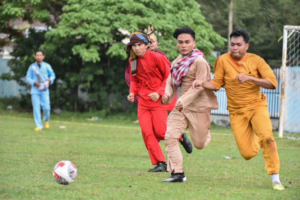 共享佳节足球赛无统一球衣 各族穿传统马来服下场踢球