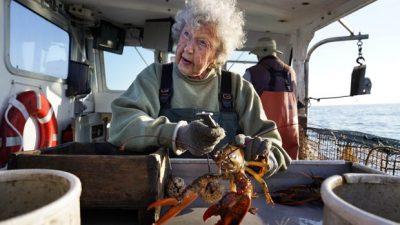 80歲兒掌舵104歲人瑞嬤仍出海捕龍蝦 網稱：根本傳奇