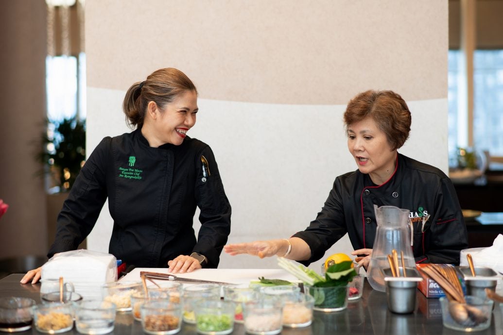 (Left) Jan Ruangnukulkit, Executive Chef of Saffron at Banyan Tree Macau and Laura Jane Bara, a renowned chef from Kuching, Malaysia, joined forces to demonstrate the preparation of various dishes.