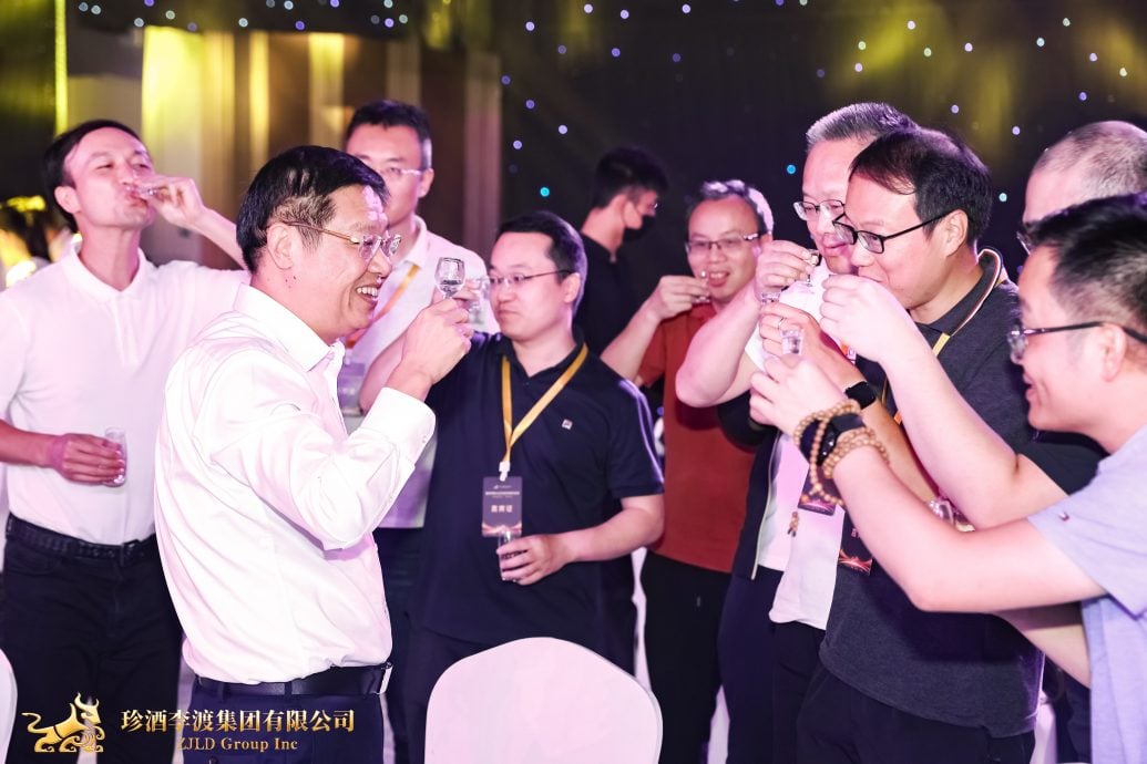 At the banquet tasting sessions, the brand ambassador of Kweichow Zhen Jiu treated the guests to taste the Zhen 15, Zhen 30 and 2013 Real Vintage Baijiu of Zhen Jiu.