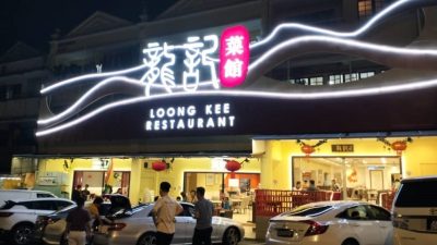 梧桐再也美食街的餐馆换上霓虹灯招牌  打造独特夜景