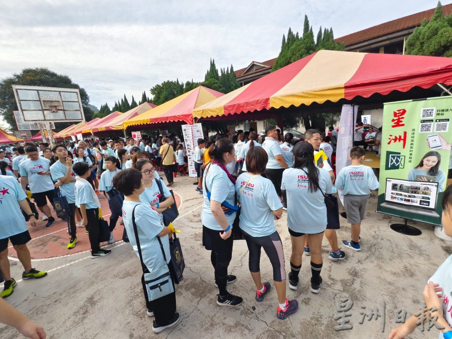 “星洲人欢乐行” 育才华中热烈引爆 男女老幼踊跃赴会