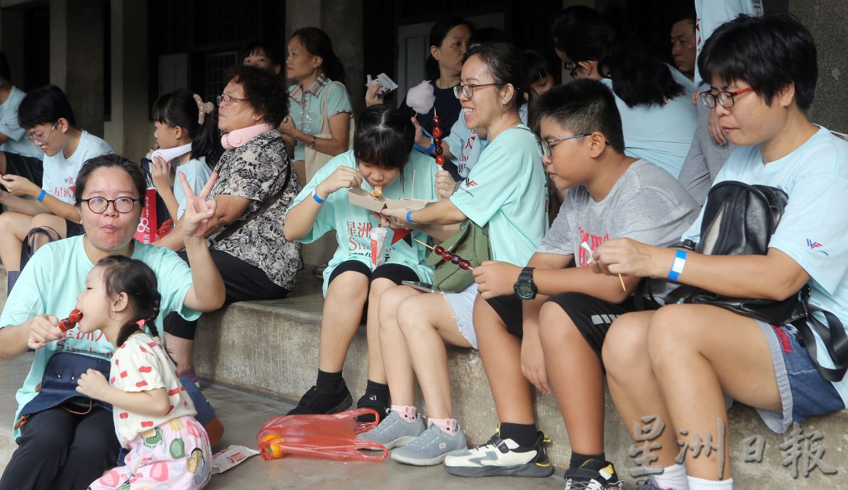 “星洲人歡樂行” 育才華中熱烈引爆 男女老幼踴躍赴會