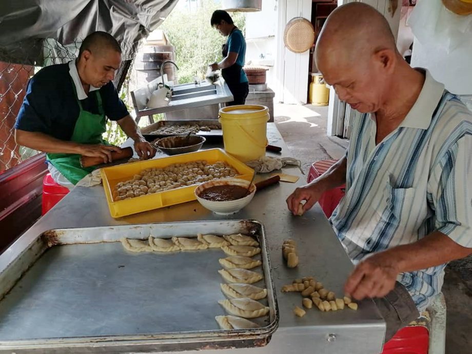 《东游记》“冼家两代传承手工包，坚持传统古早风味。”