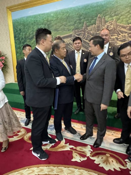 世界林氏总商会代表团文告：会唔柬埔寨总理洪马内
