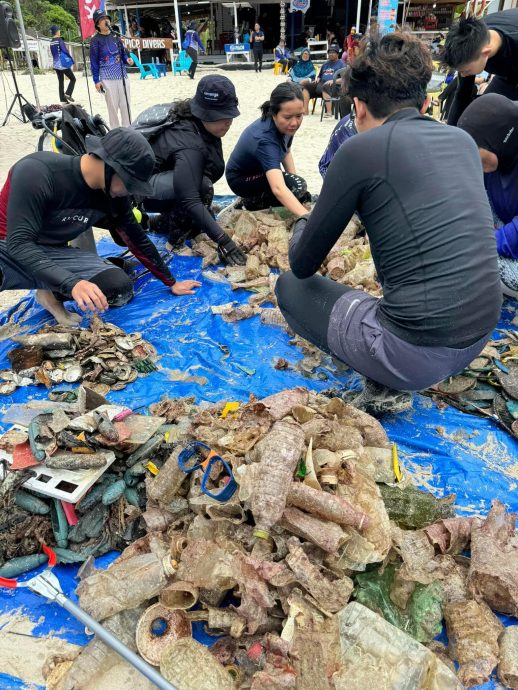 东：149名来自国内外的志工包括潜水员在停泊岛展开为期3天的海滩及海底清洁运动，共收集到215.85公斤的垃圾。