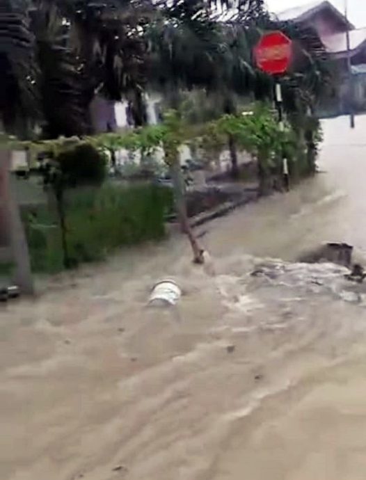 东：一场豪雨 金马扬闪电水灾