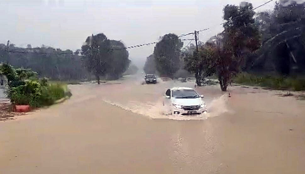 东：一场豪雨 金马扬闪电水灾