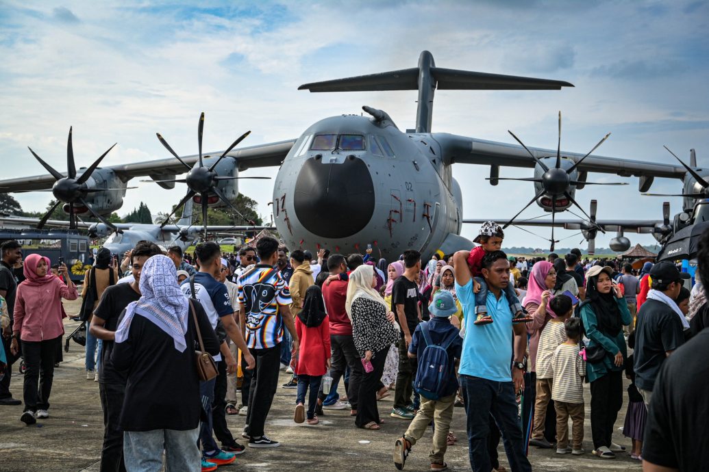 東：關丹空軍基地開放日，萬人空巷！