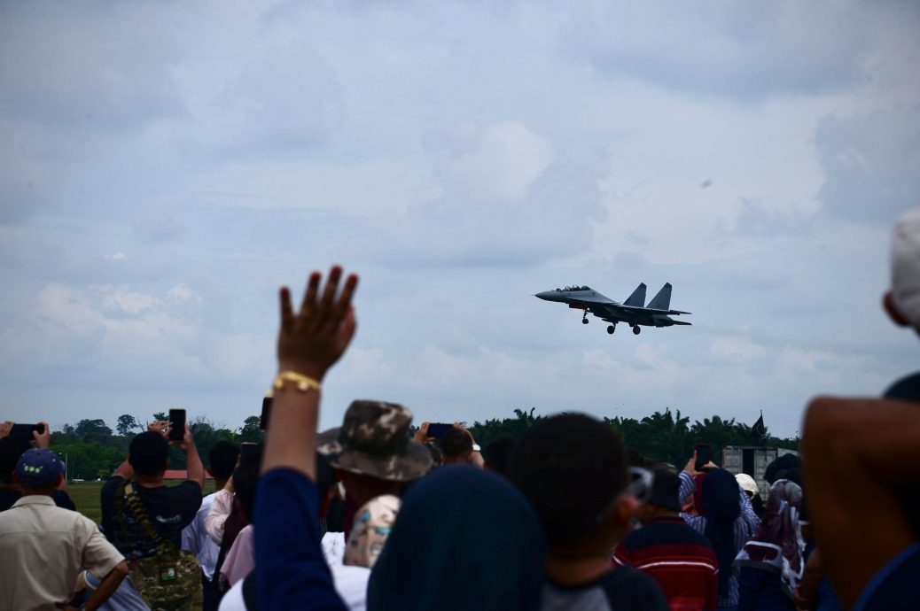 东：关丹空军基地开放日，万人空巷！