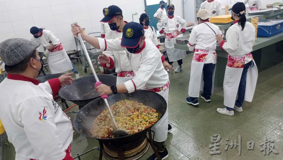 东：台湾公益厨师为直凉老人院义煮献爱心