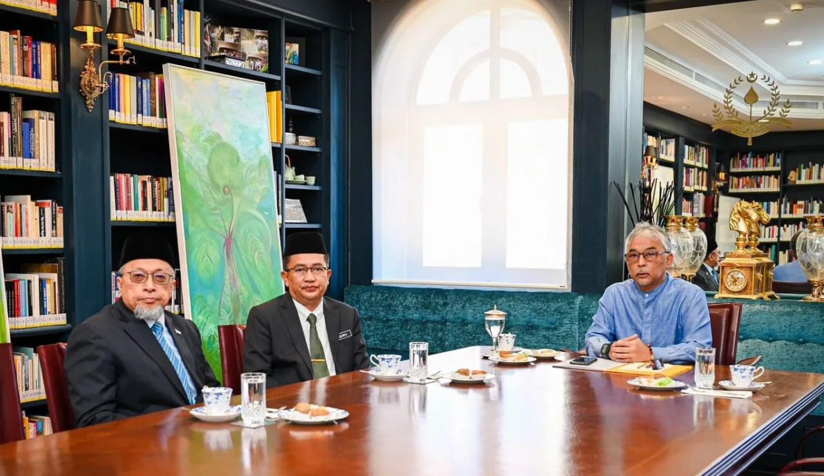 東：彭亨蘇丹阿都拉，在關丹阿都阿茲王宮接見彭州農業、農基工業、生物科技事務與教育委員會主席拿督斯里莫哈末蘇菲