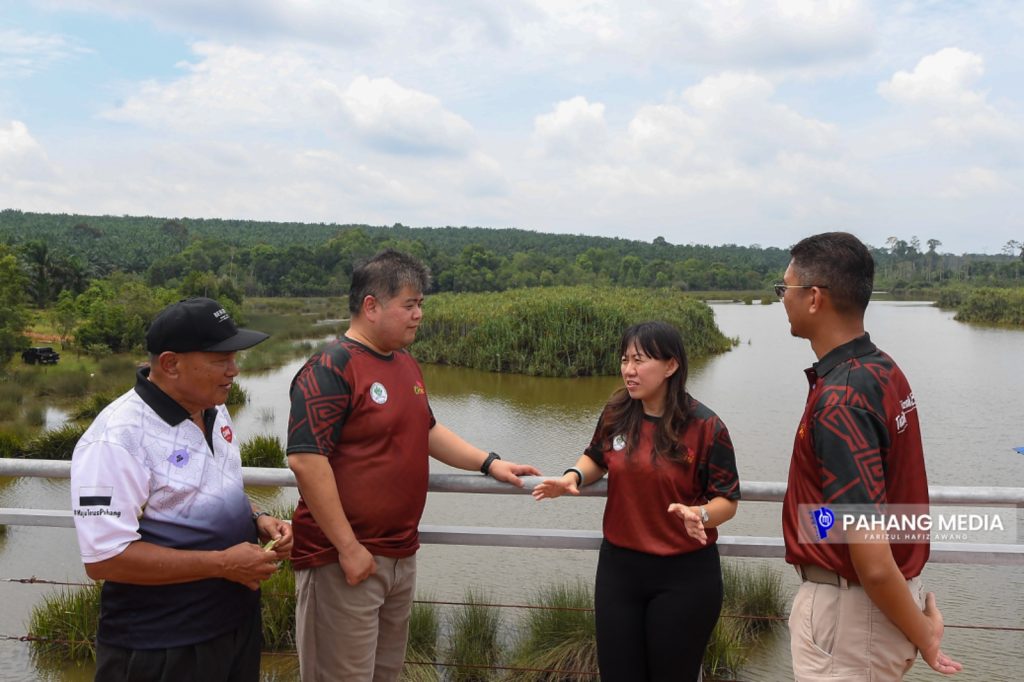 東：彭州團結、旅遊與文化委員會主席梁耀雯指出，州政府持續關注珍尼湖的發展和近況。