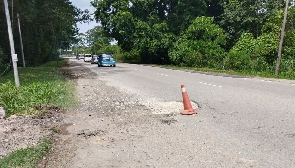 文德甲加叻路五英里板厂前面路口失修路段，市议员要求工程局派员维修