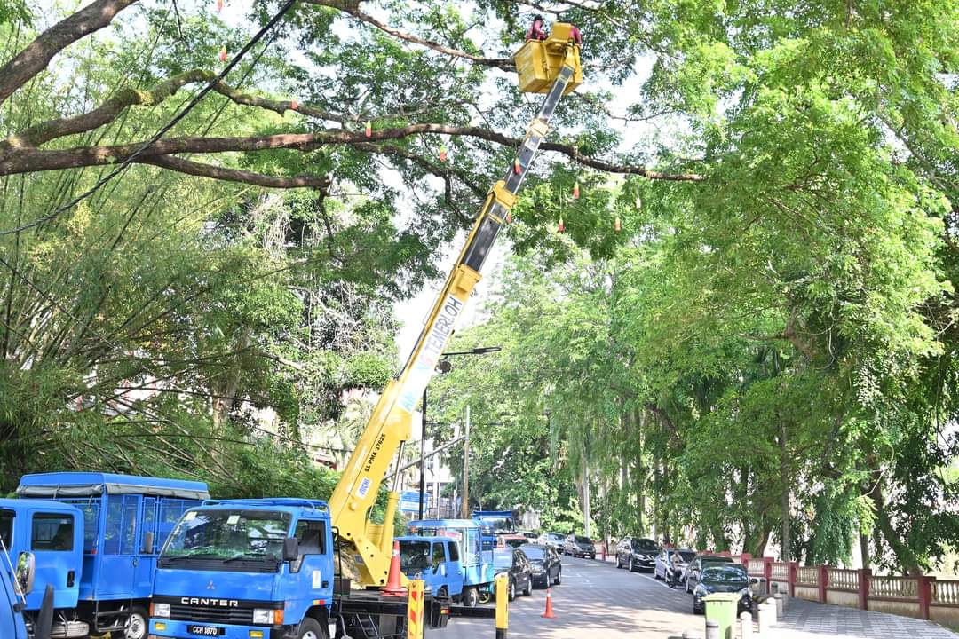 东：淡马鲁市议会在淡马鲁河畔大扫除，120人踊跃参与