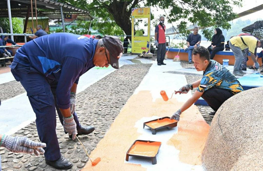 东：淡马鲁市议会在淡马鲁河畔大扫除，120人踊跃参与