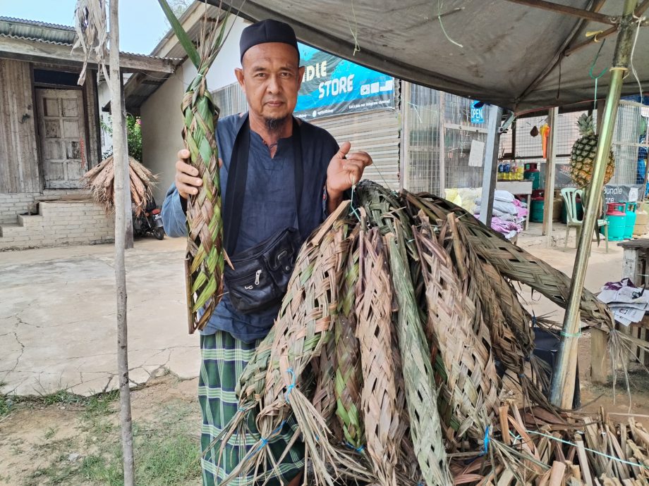 东：现在是菠萝蜜收成季节，一名手巧的杂货店业者编织菠萝蜜保护套赚取外快，短短3个星期获得2000令吉收入。