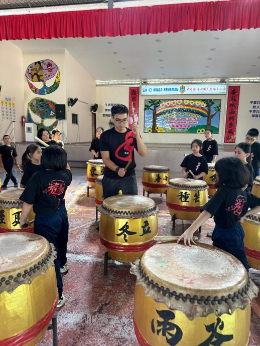 东：甘马挽港口华小日前邀请手集团教练为该校二年级至六年级的学生展开为期两天的廿四节令鼓集训。