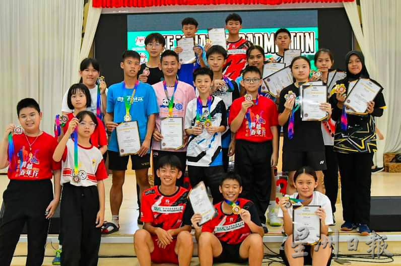 东：百乐县中小学学联羽毛球比赛