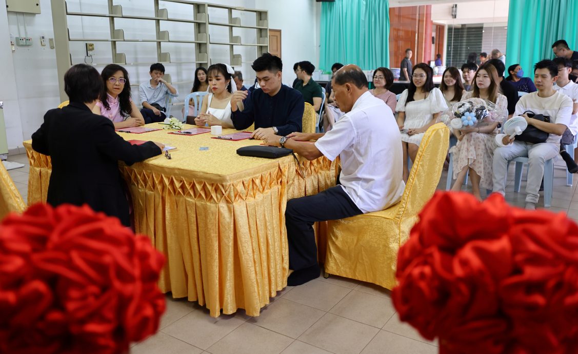  东：首次采线上填表，7对新人于彭佛教会办婚姻注册。