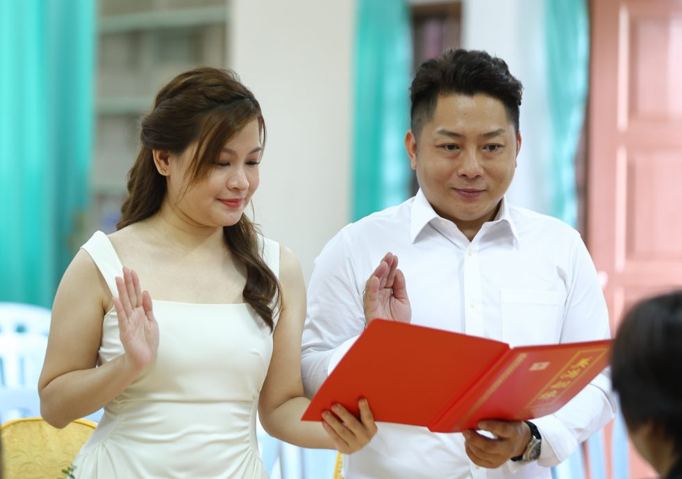  东：首次采线上填表，7对新人于彭佛教会办婚姻注册。