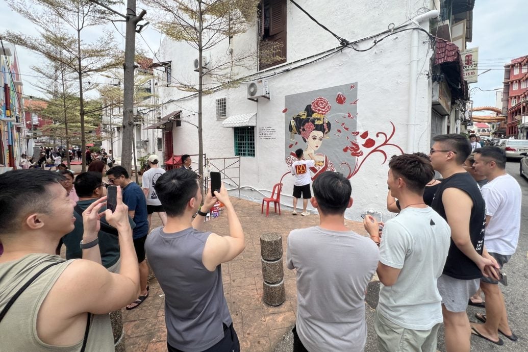 中國畫家修飾范冰冰壁畫·民眾遊客贊好