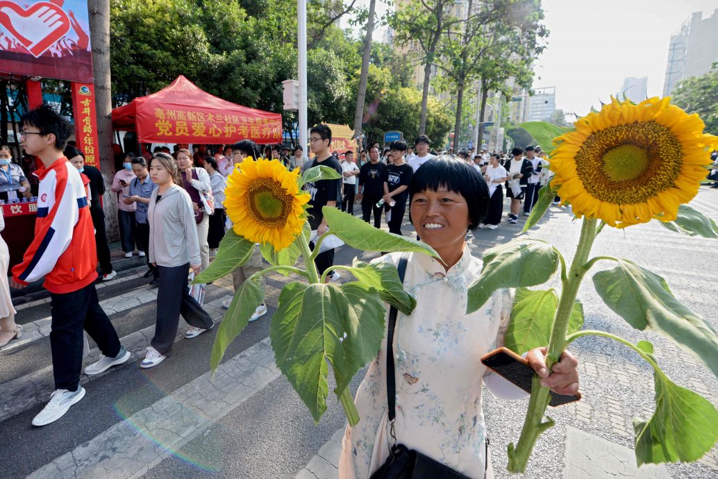   中国高考｜送考家长穿旗袍寓意「旗开得胜」 湖北妈为此减重25斤勉励孩子