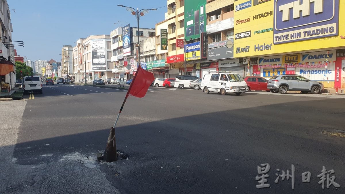 供星洲網/路底層泥石嚴重流失，小洞變大坑，垃圾桶都裝得下