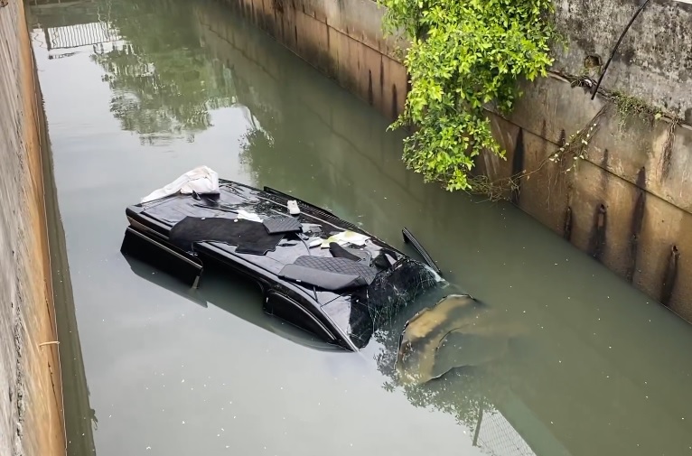全国：休旅车失控撞入2米深沟渠，3男女困车内溺水身亡