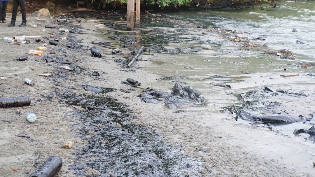 全国：新闻：新加坡油污影响边佳兰海域   阿兹南：哥打县署今商对策
