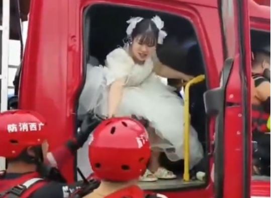 全城泡水 桂林變威尼斯　新娘“坐船出嫁”…消防車當婚車
