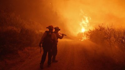 加州爆野火千人撤离  逾万英亩土地付之一炬