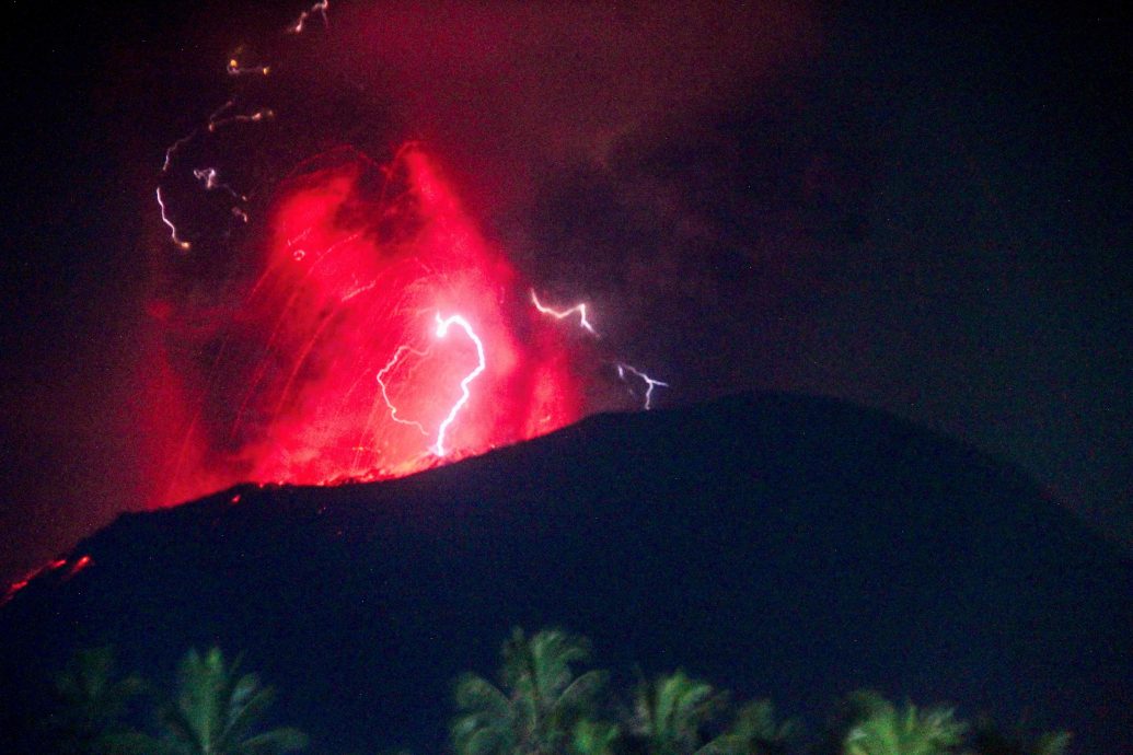 印尼伊布火山三度喷发 火山灰直冲5公里高