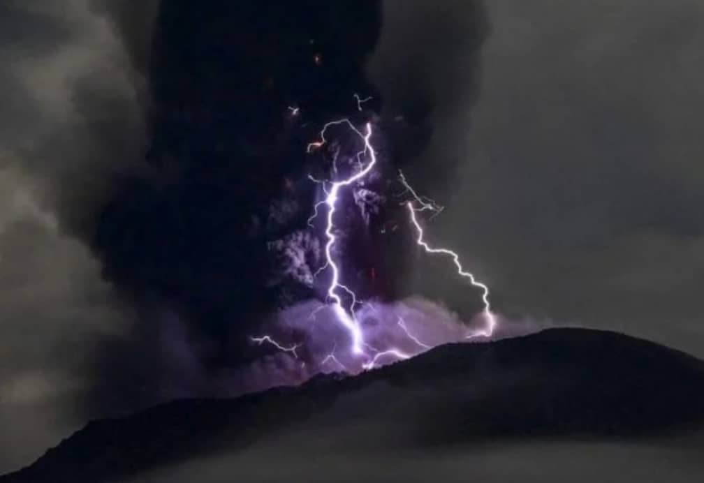 印尼伊布火山兩度噴發 現7000公尺高火山灰雲