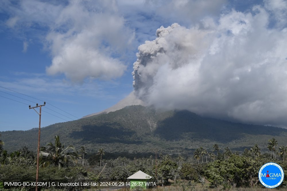 印尼弗洛勒斯岛火山一天两次爆发 喷900公尺灰云