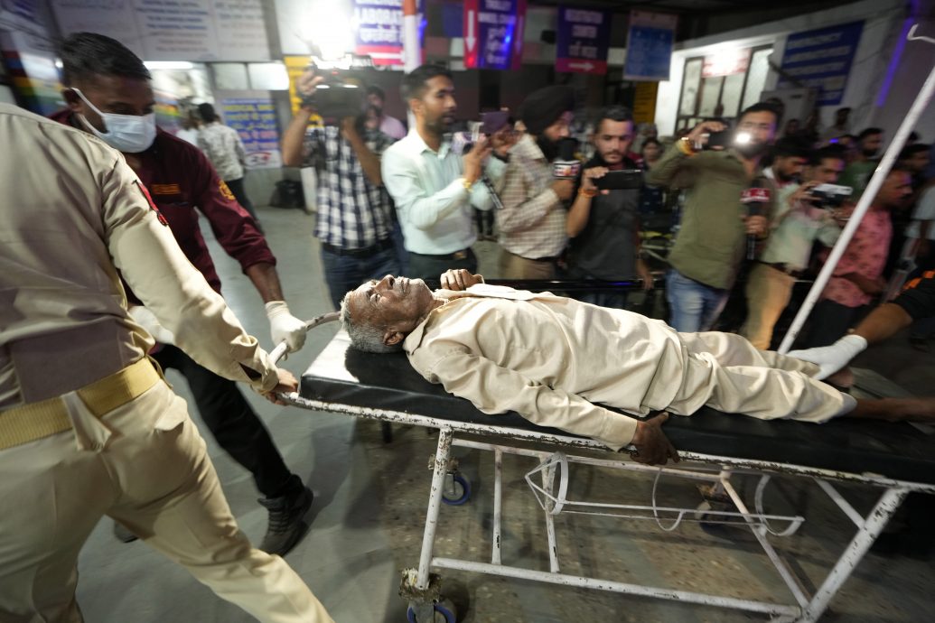 印度喀什米爾載有朝聖者的巴士遇襲擊 墜深谷致9人亡33人傷
