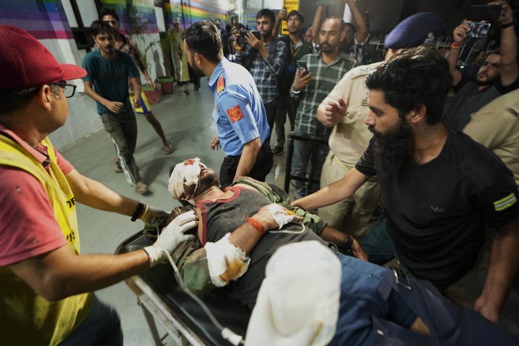 印度喀什米尔载有朝圣者的巴士遇袭击 坠深谷致9人亡33人伤