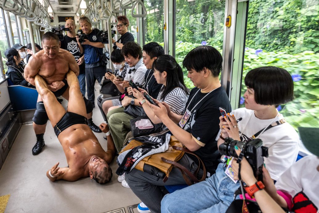 另類摔跤！日本路面電車內“合法幹架”